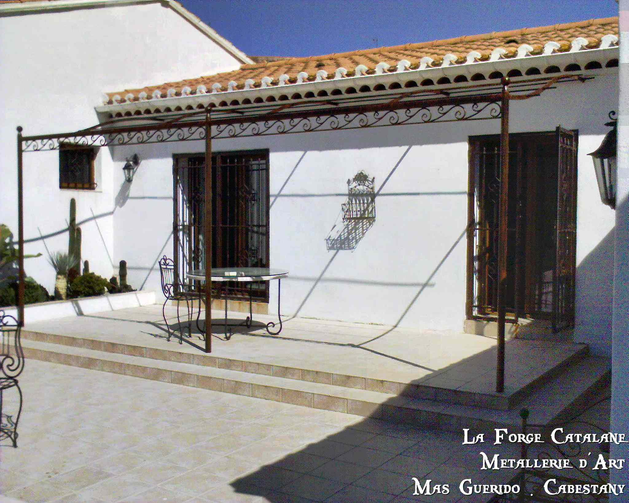 demi chapeau gendarme pergola frise volutes fer Forge Catalane Cabestany (2).jpg